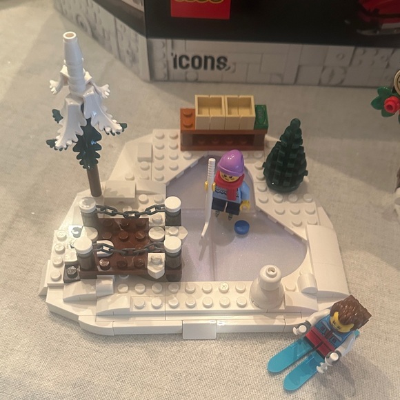 LEGO Alpine Lodge Festive Set - 10325 - Picture 3 of 9